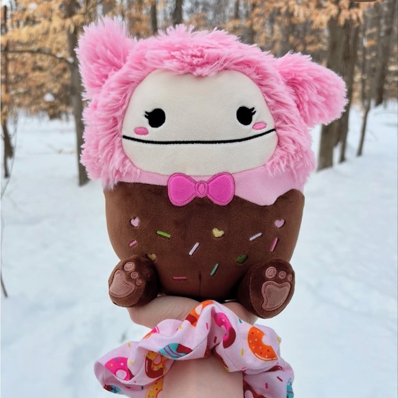 Brina the Chocolate Dipped Big foot Valentine Squishmallow 8inch NWT - Picture 2 of 7